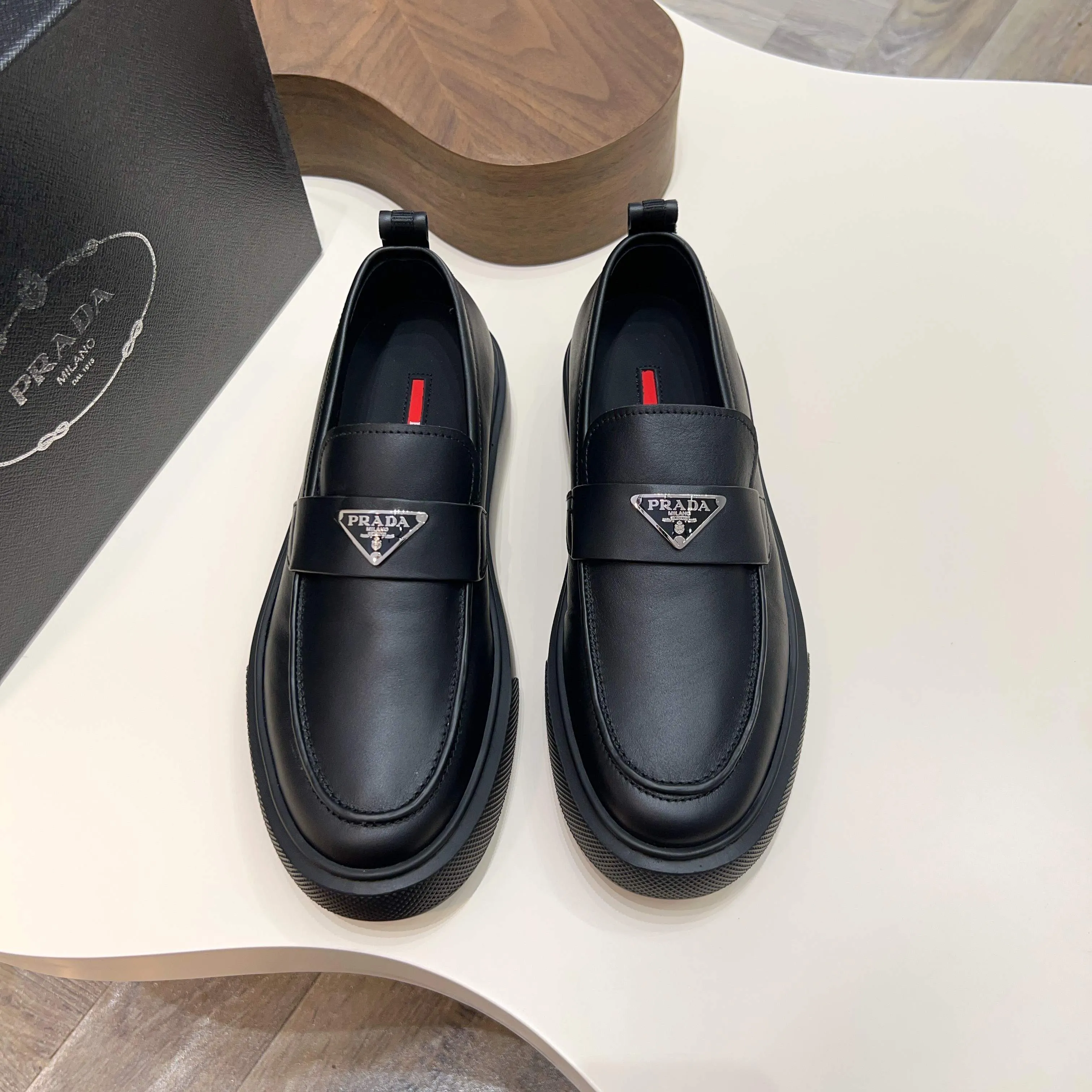 💰740 Thick-soled trendy brand (Prada) mainly promotes popular models, avant-garde and versatile fashionable men's shoes, private version molding, cowhide splicing 1:1 replica... fashionable, simple, elegant, more eye-catching and more classy, ​​it will subvert the old idea, a must-have for fashionistas who want to spend time with you! Must keep it! Tall and comfortable outsole, high-end quality workmanship. @ Code number: 39-44 38 45 can be ordered. Multiple colors are available.